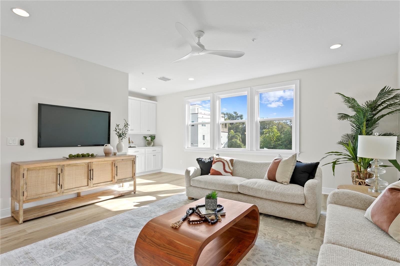 Image 19 of 40 For 208 Frances Avenue 3