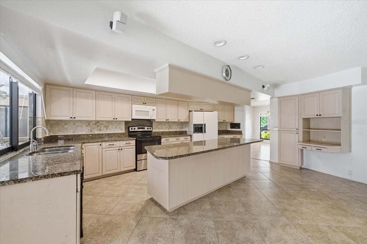 Listing photo id 8 for 4326 Middle Lake Drive