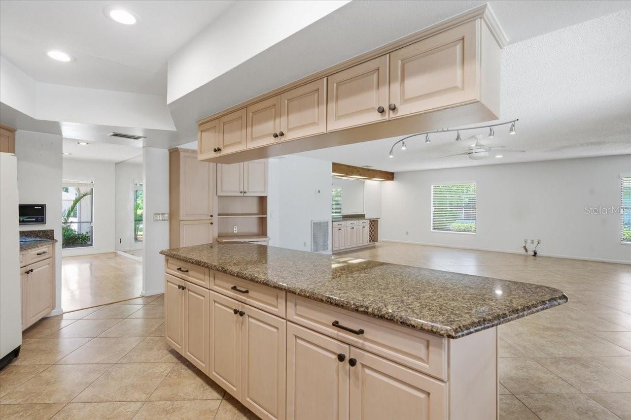 Listing photo id 9 for 4326 Middle Lake Drive