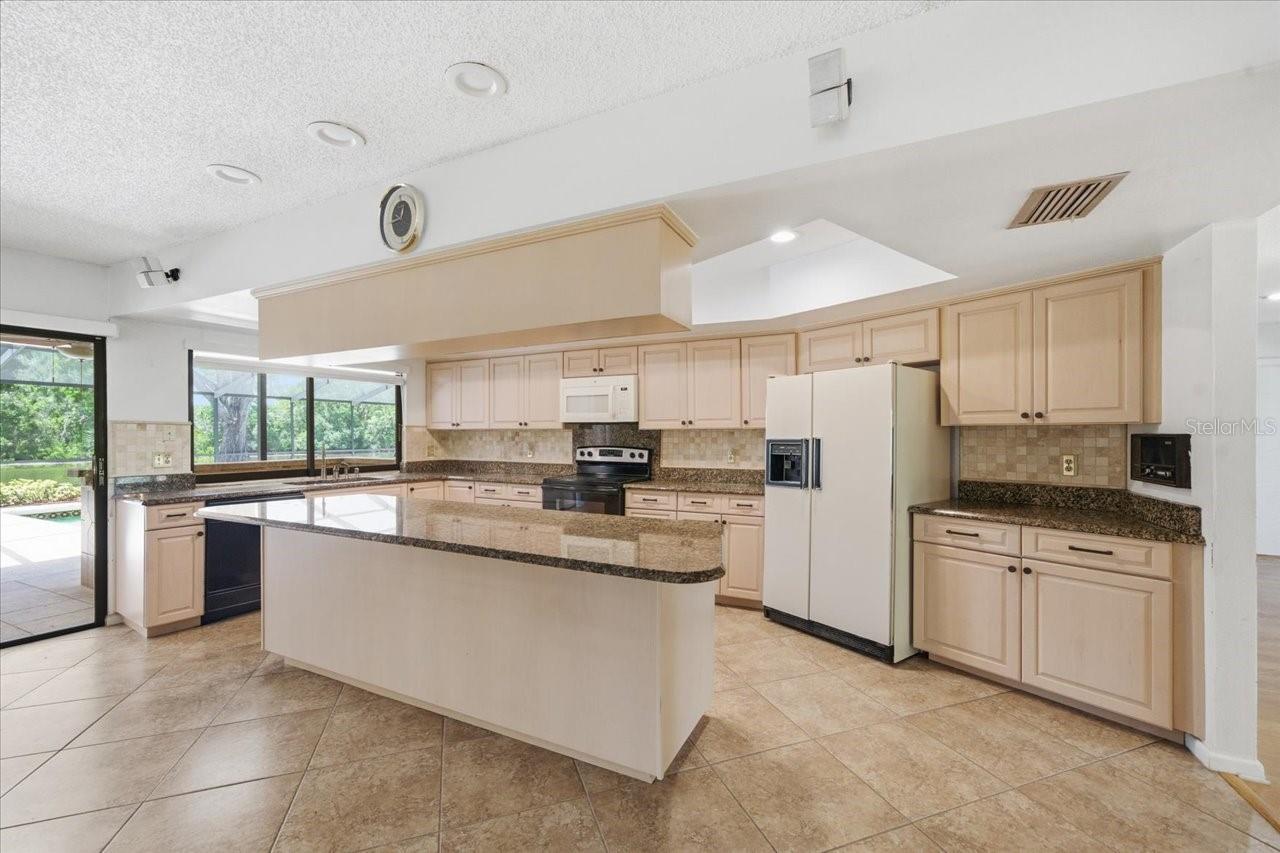 Listing photo id 10 for 4326 Middle Lake Drive