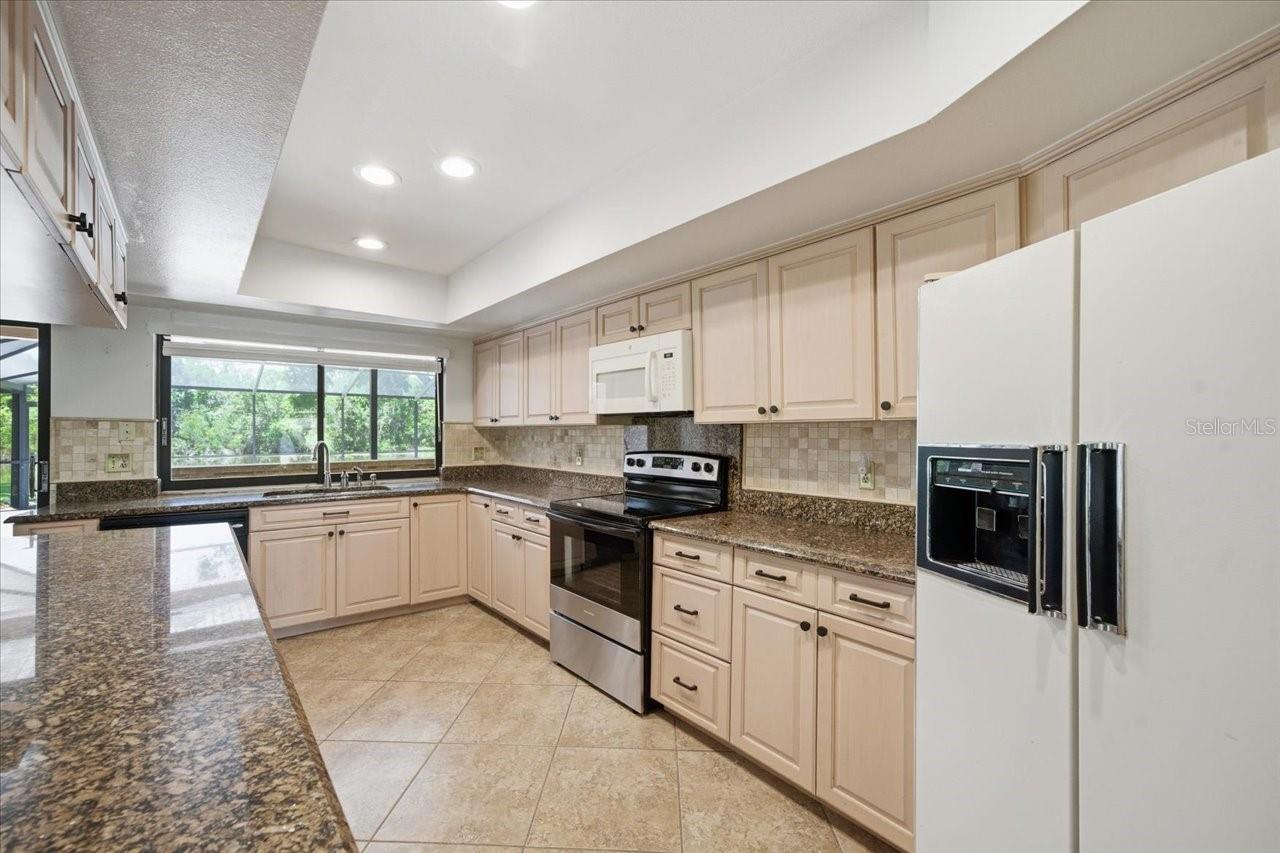 Listing photo id 11 for 4326 Middle Lake Drive