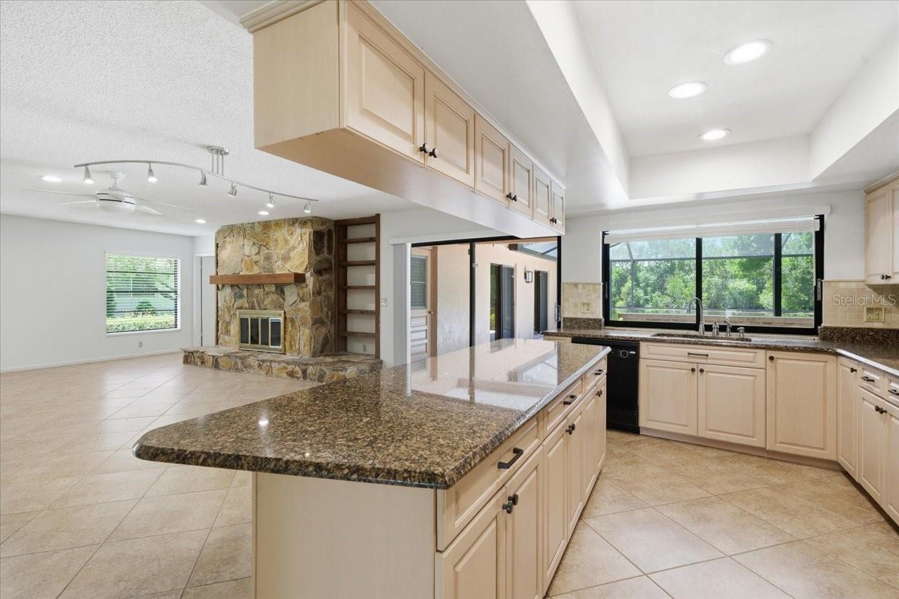 Listing photo id 12 for 4326 Middle Lake Drive
