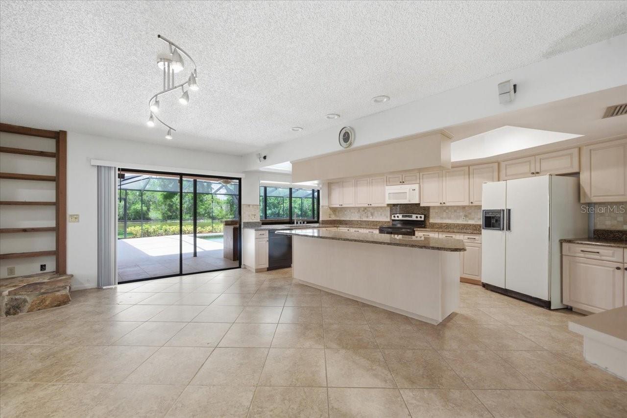 Listing photo id 13 for 4326 Middle Lake Drive