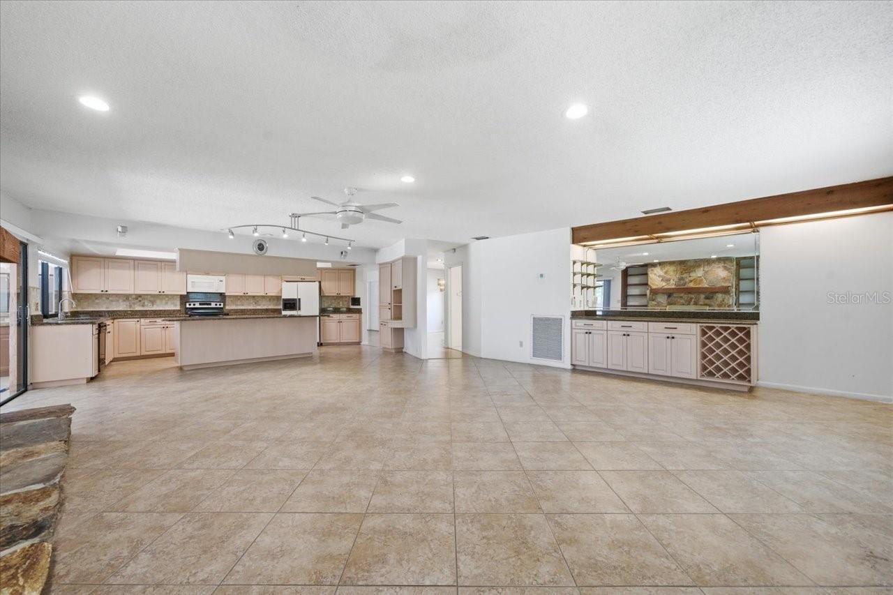Listing photo id 14 for 4326 Middle Lake Drive