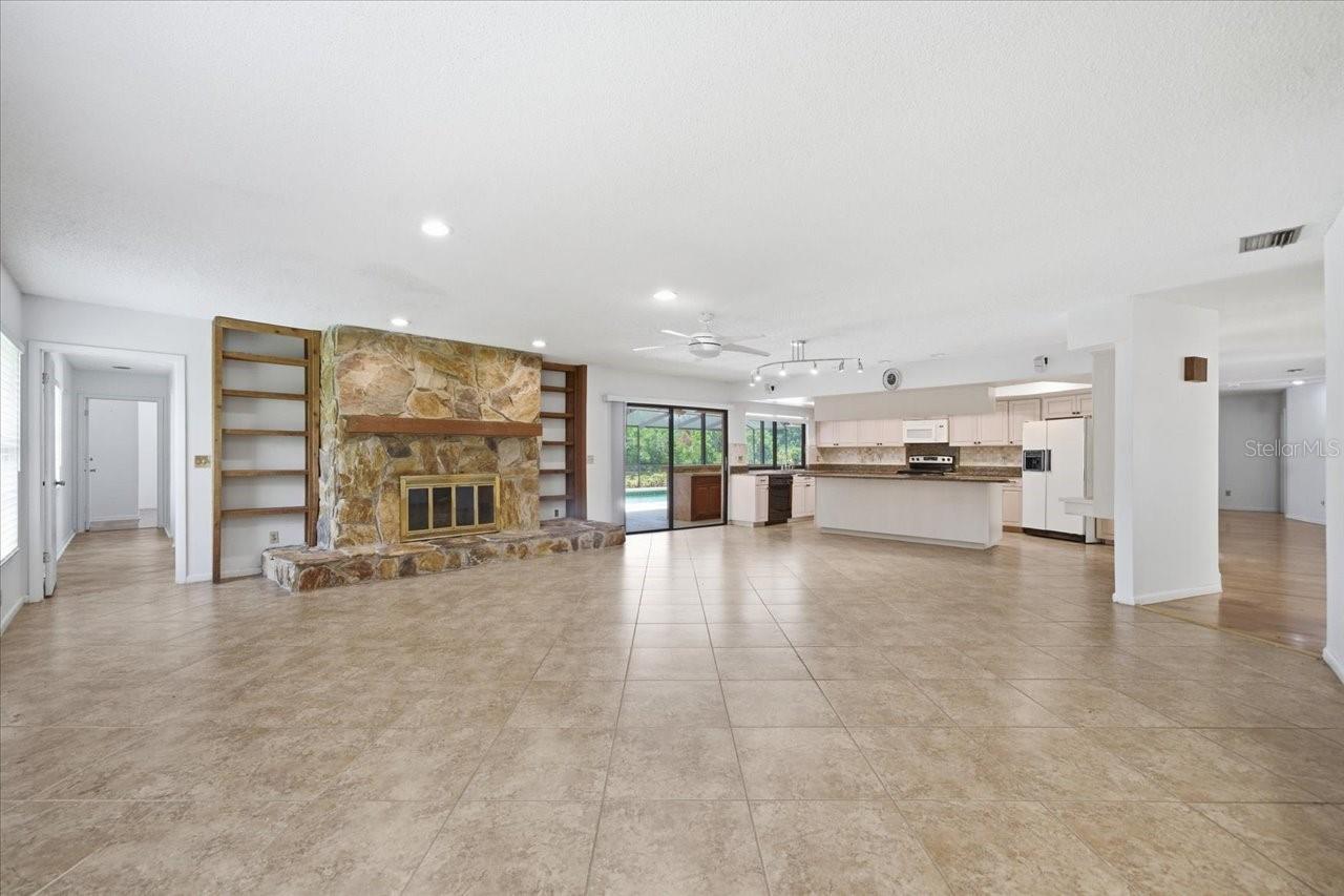 Listing photo id 15 for 4326 Middle Lake Drive