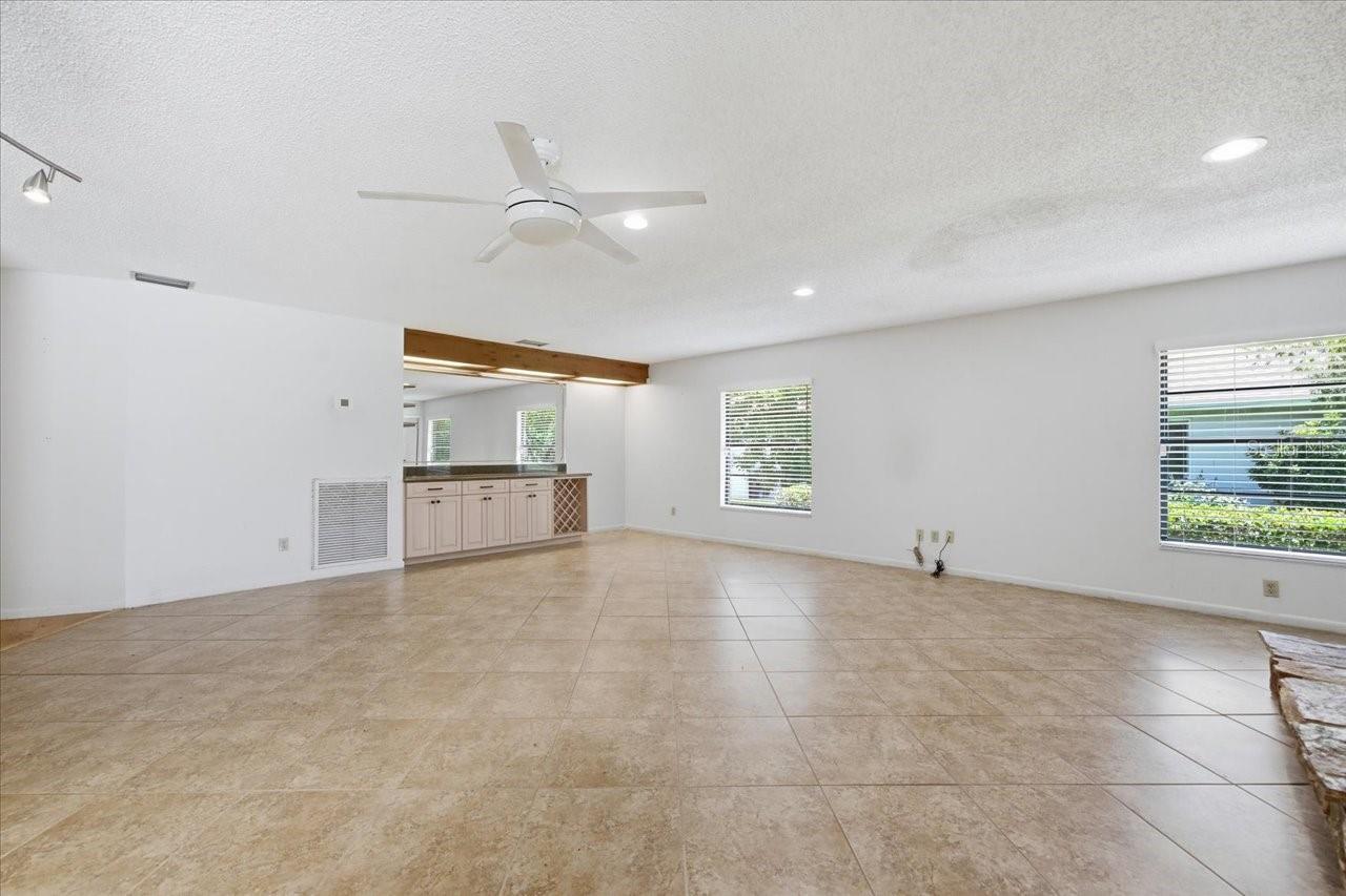 Listing photo id 16 for 4326 Middle Lake Drive