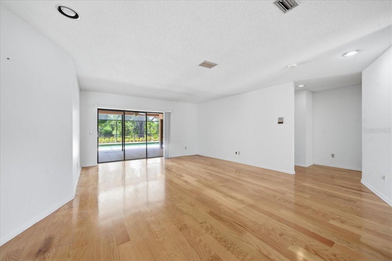 Listing photo id 18 for 4326 Middle Lake Drive