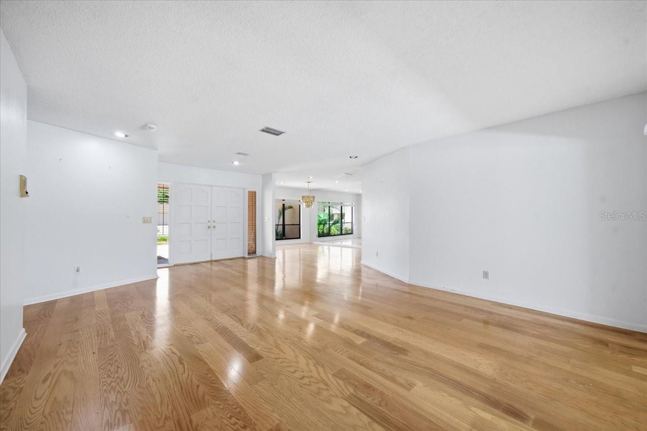 Listing photo id 19 for 4326 Middle Lake Drive