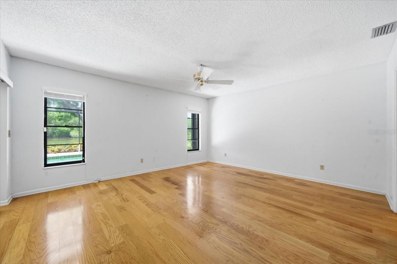 Listing photo id 22 for 4326 Middle Lake Drive