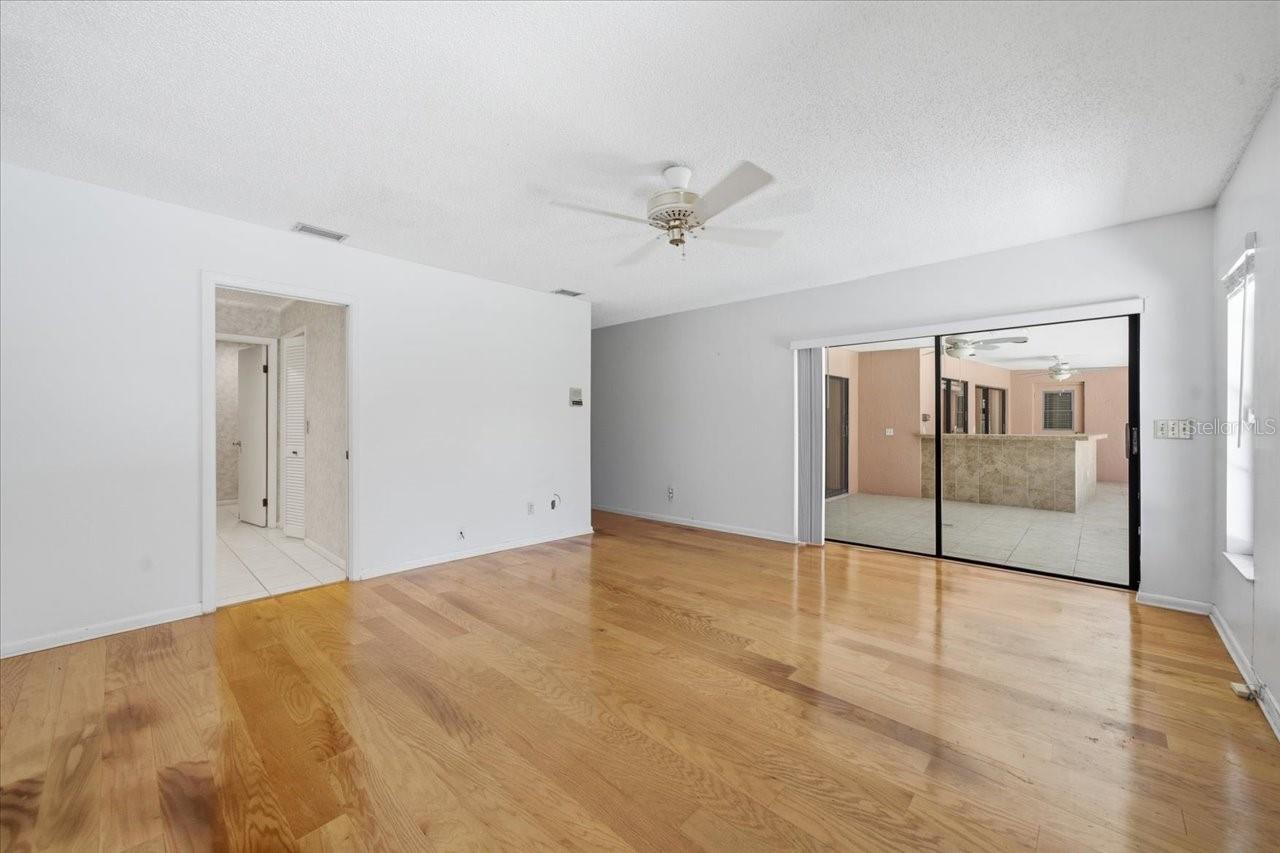 Listing photo id 23 for 4326 Middle Lake Drive