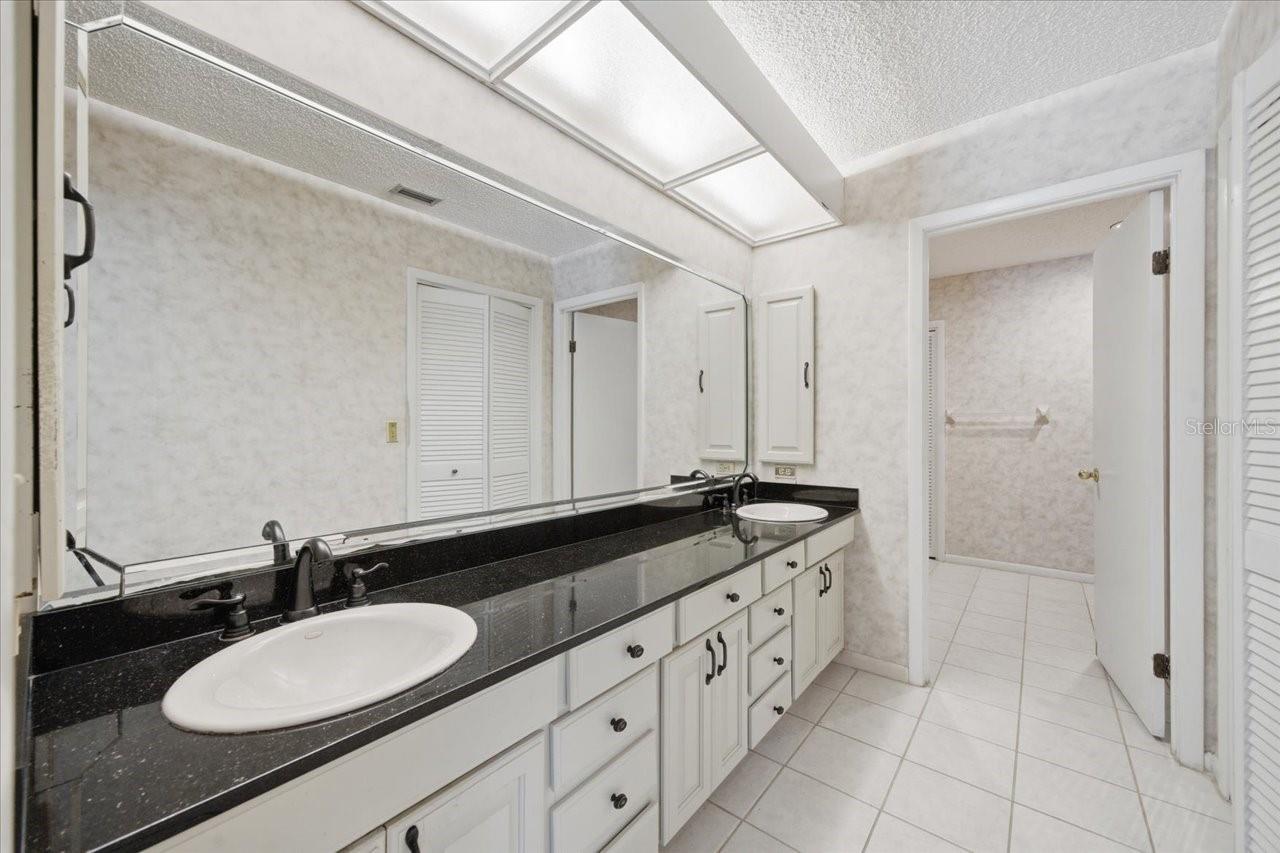 Listing photo id 24 for 4326 Middle Lake Drive
