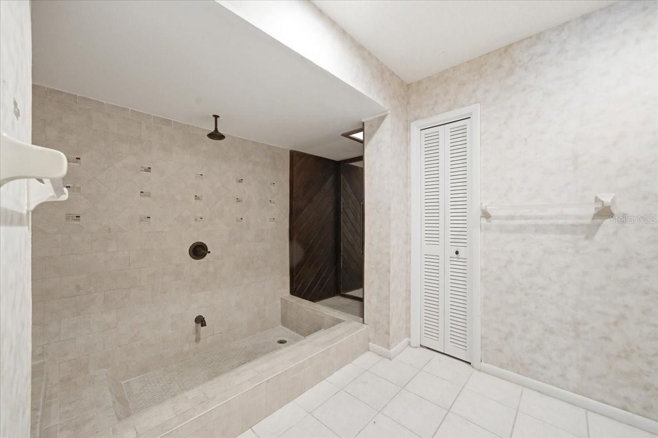 Listing photo id 25 for 4326 Middle Lake Drive