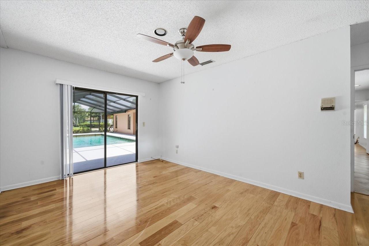Listing photo id 31 for 4326 Middle Lake Drive