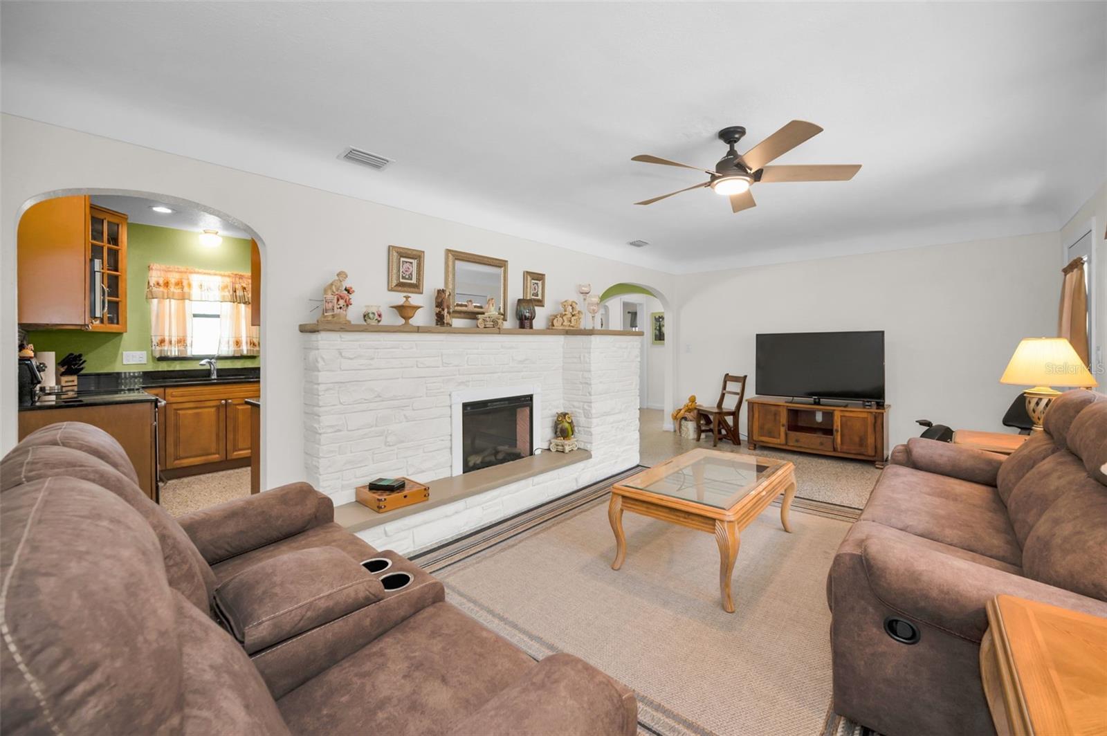 Image 11 of 47 For 14806 Wildwood Drive