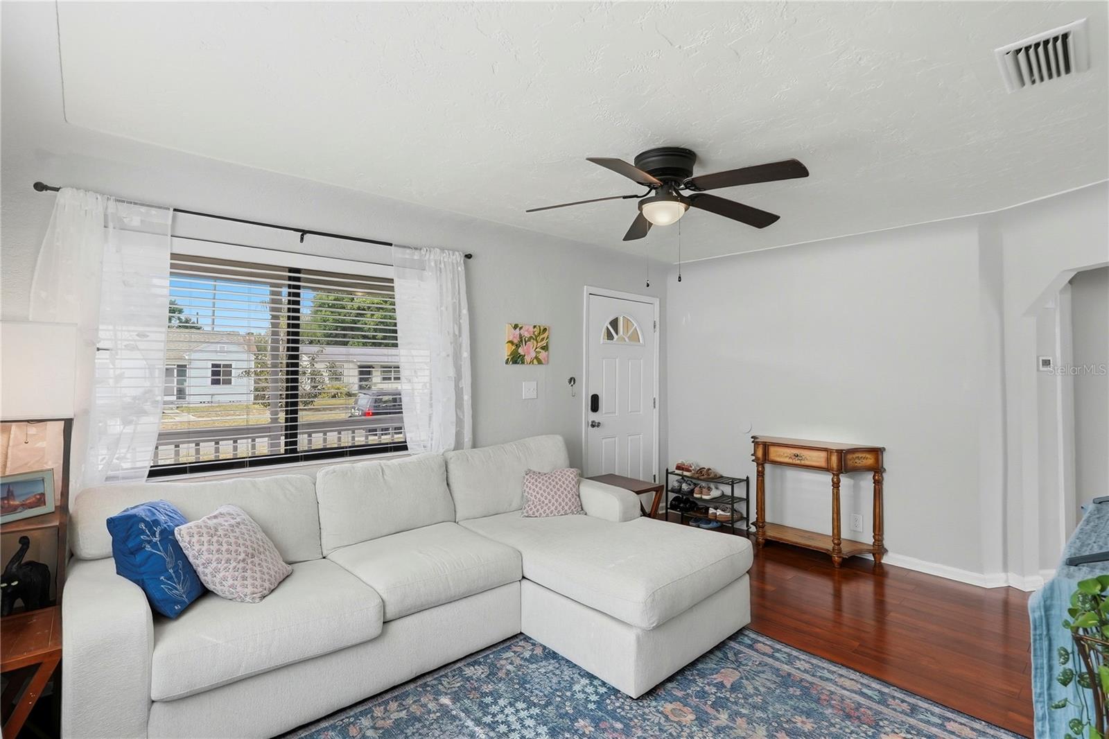 Image 3 of 21 For 2850 15th Avenue N