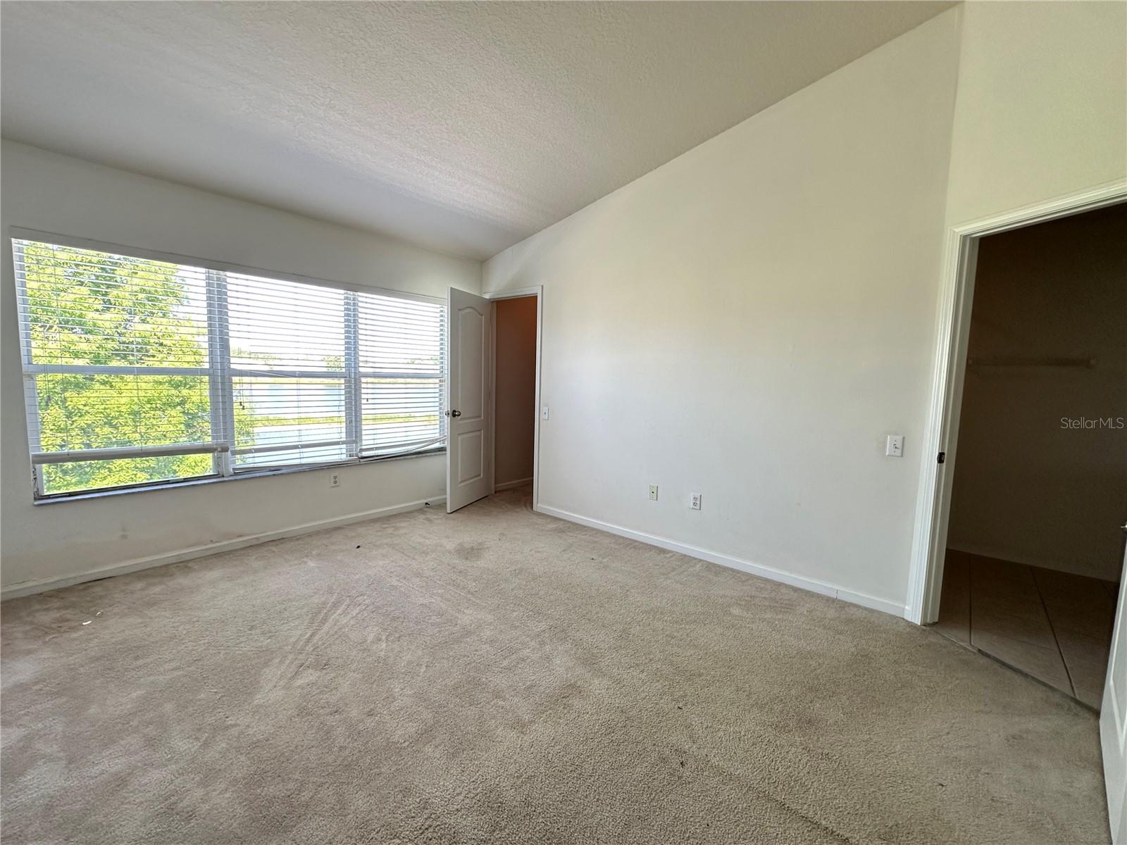 Listing photo id 11 for 4871 Pond Ridge Drive