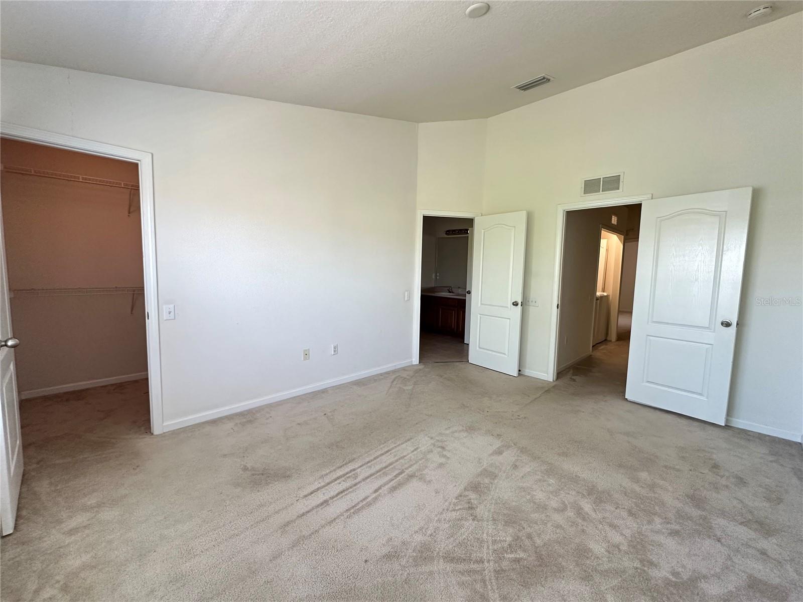 Listing photo id 12 for 4871 Pond Ridge Drive