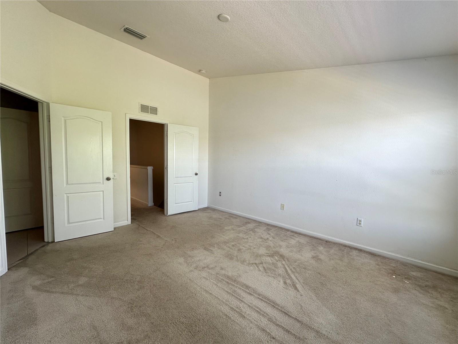 Listing photo id 13 for 4871 Pond Ridge Drive