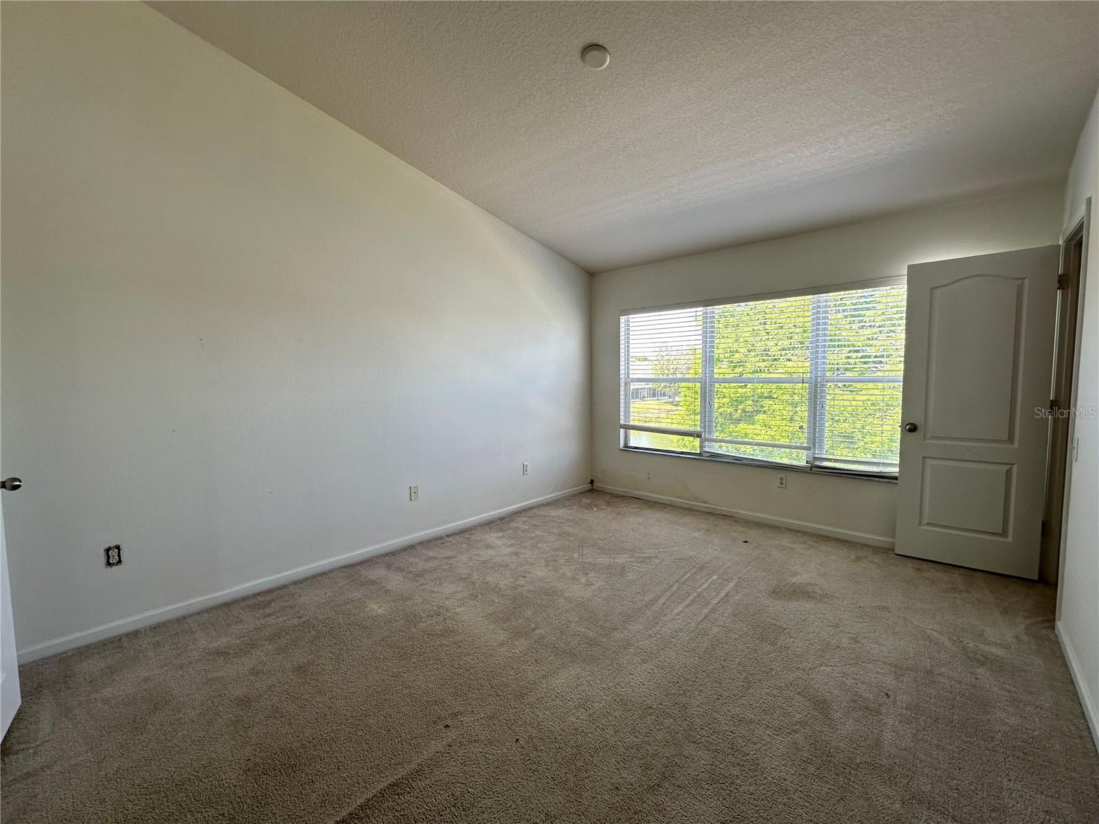 Listing photo id 14 for 4871 Pond Ridge Drive