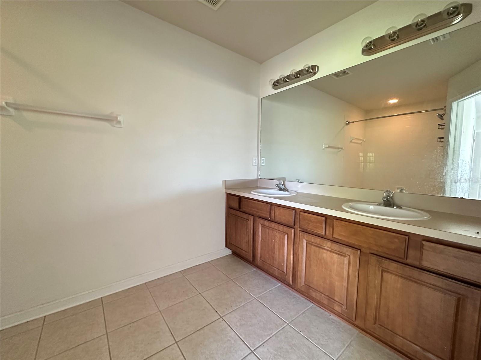 Listing photo id 15 for 4871 Pond Ridge Drive