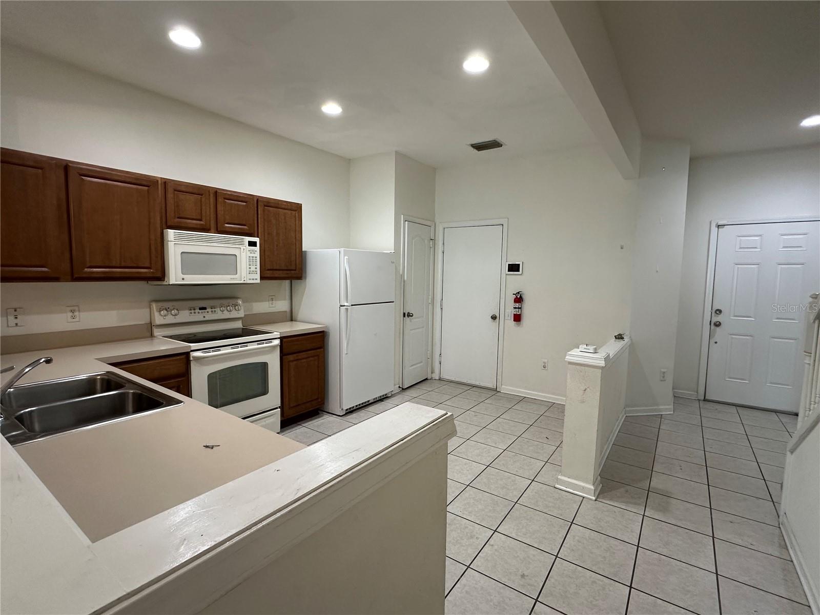 Listing photo id 3 for 4871 Pond Ridge Drive