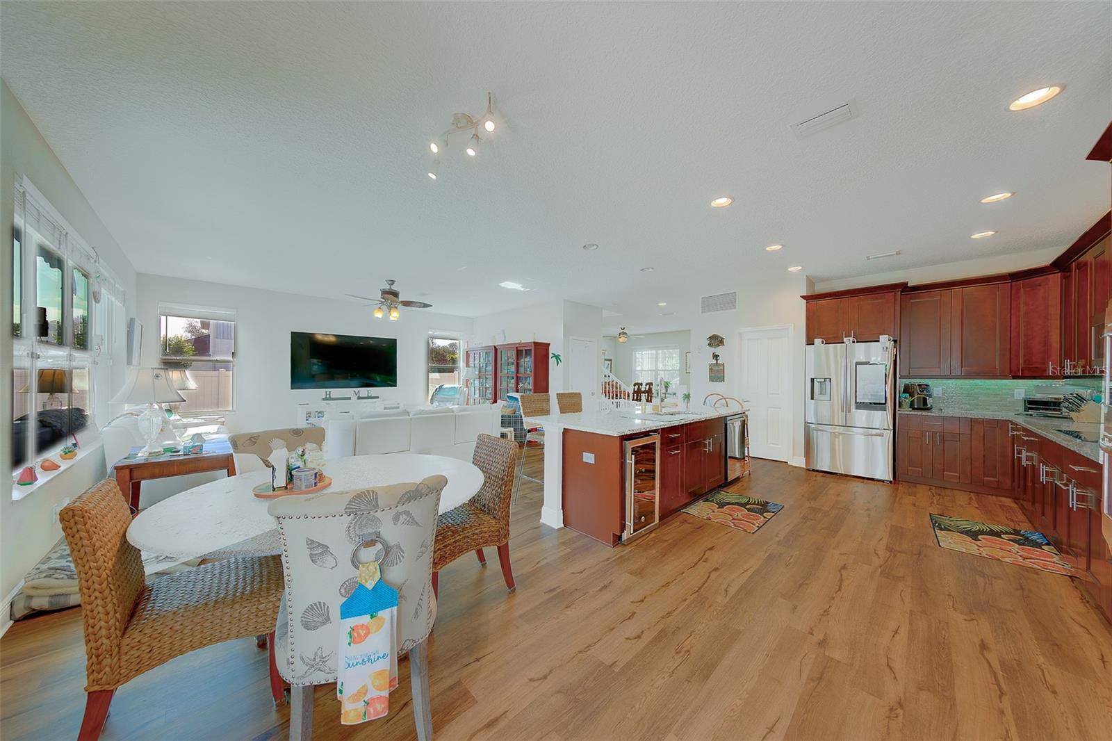 Listing photo id 8 for 7405 70th Avenue N