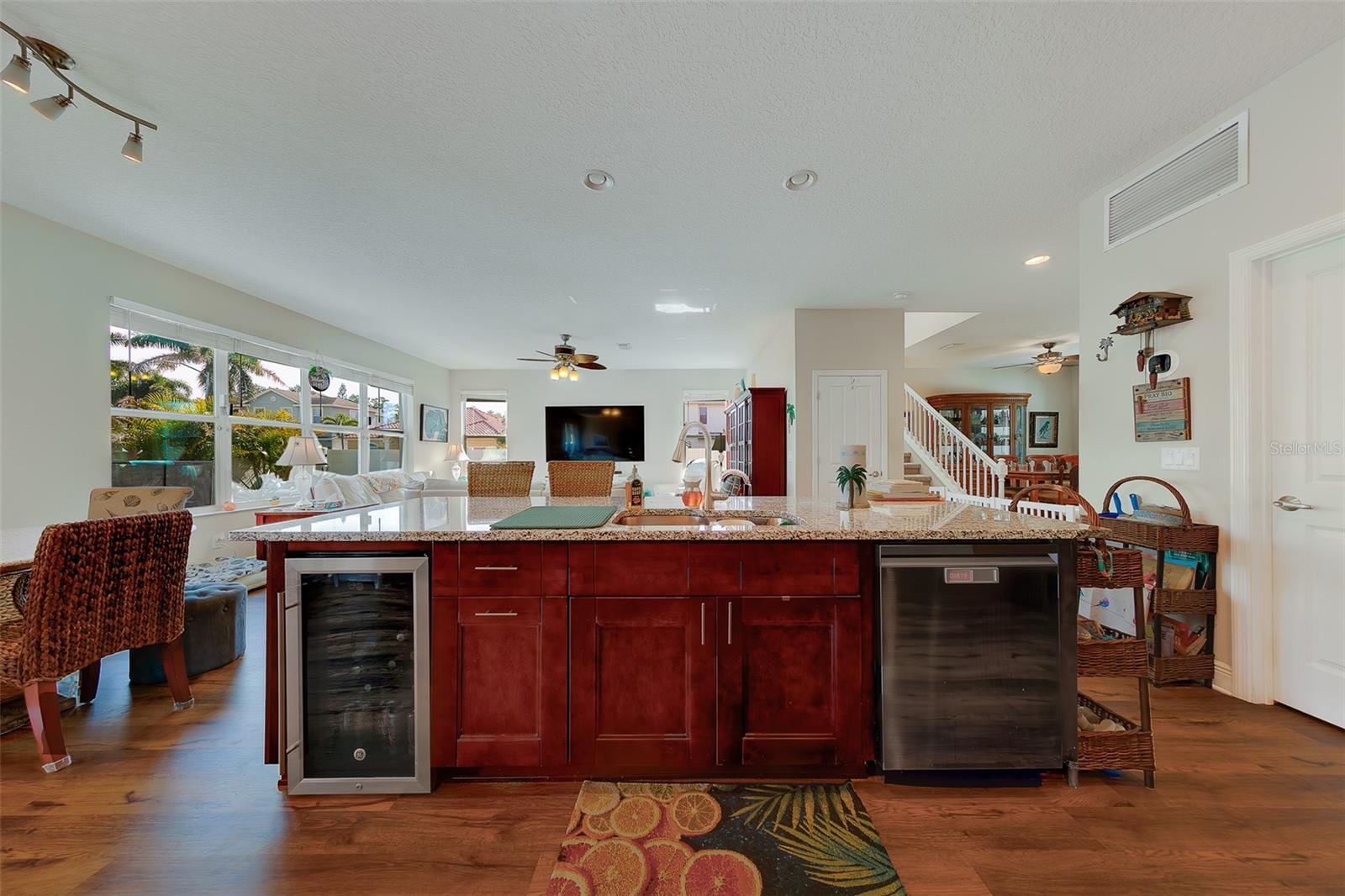 Listing photo id 14 for 7405 70th Avenue N