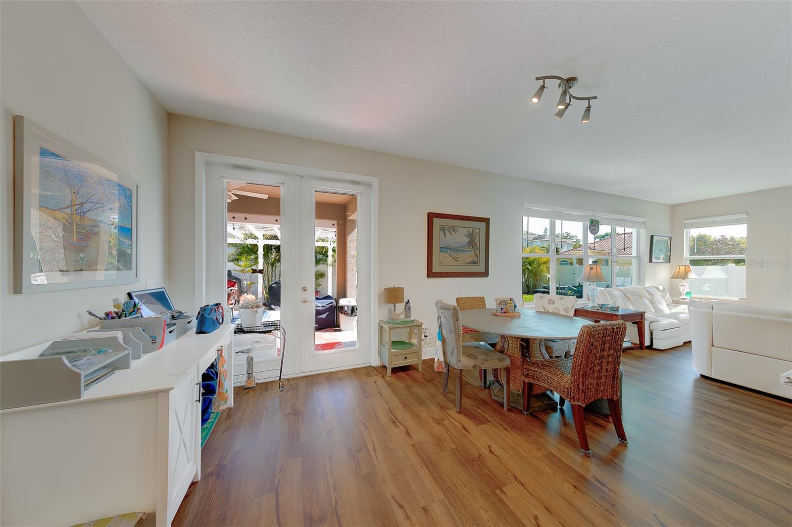 Listing photo id 17 for 7405 70th Avenue N