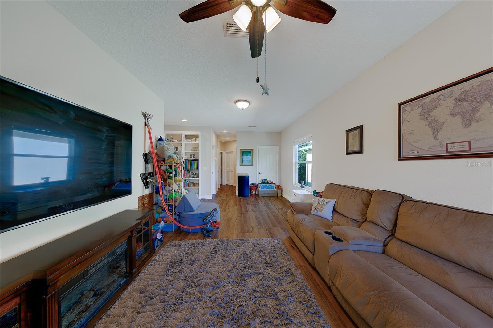 Listing photo id 37 for 7405 70th Avenue N