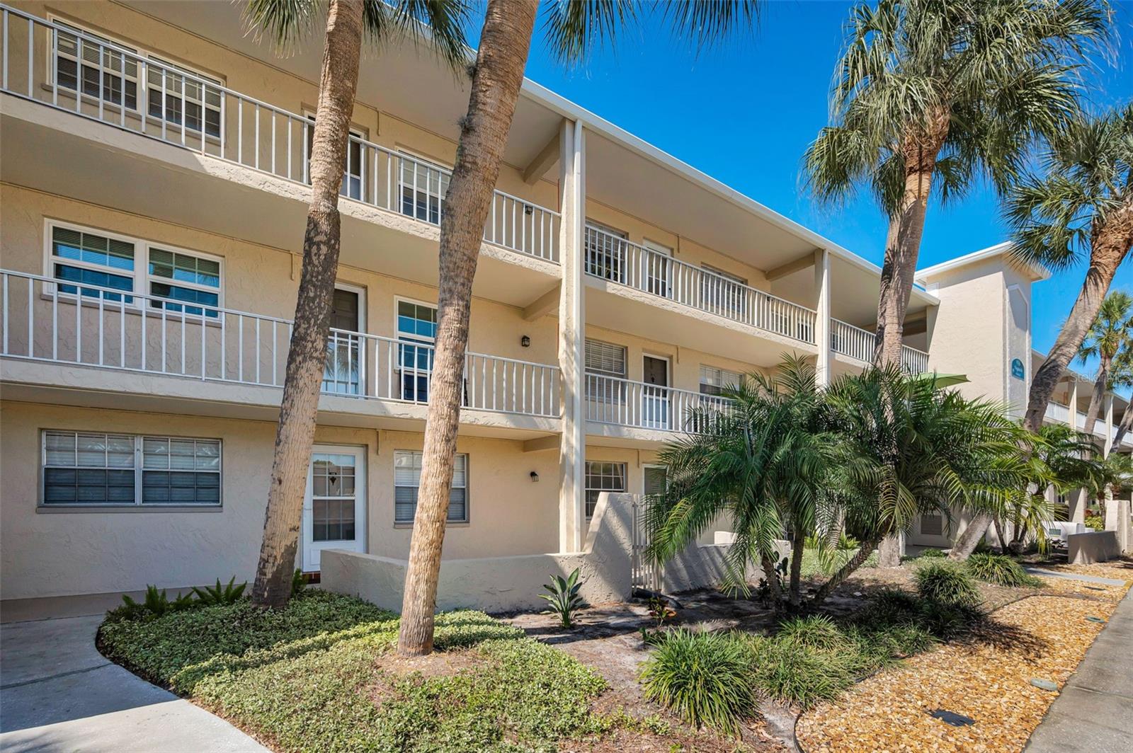 Image 2 of 43 For 936 Virginia Street 201
