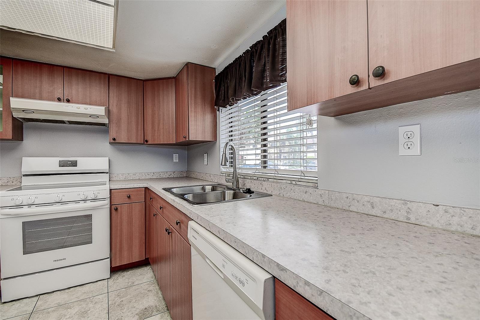 Image 11 of 47 For 860 Village Drive N 106