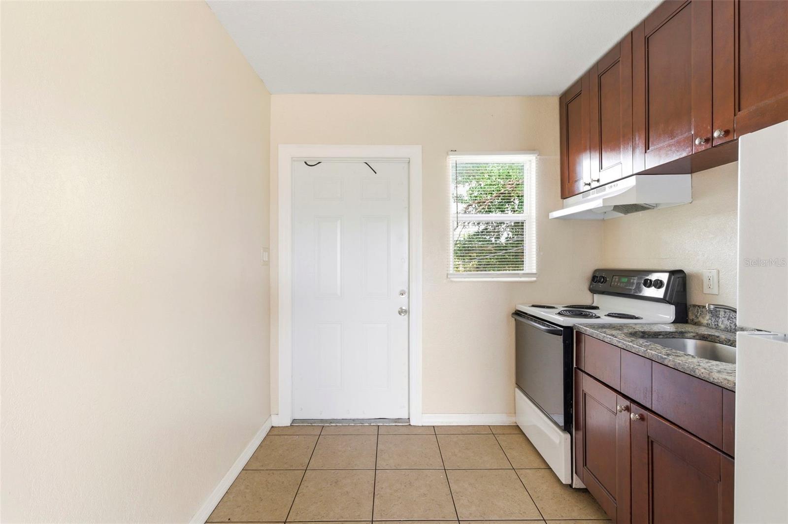 Image 10 of 31 For 1799 Russell Street S 3