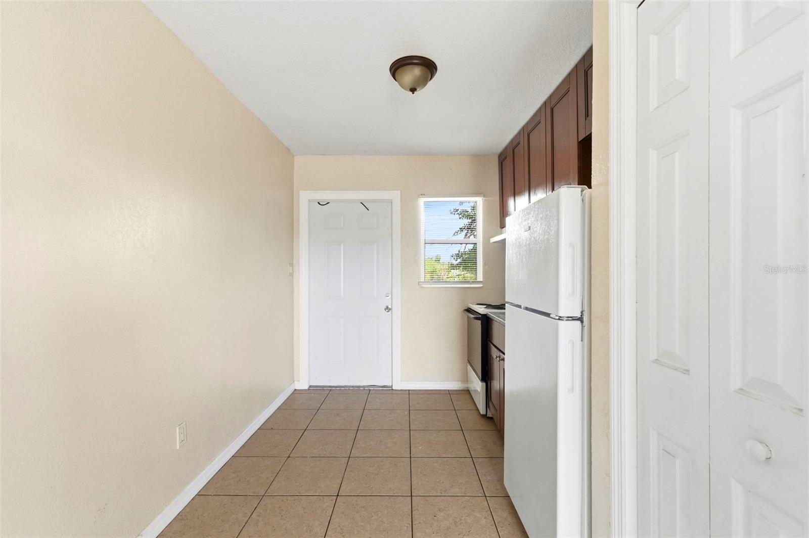 Image 11 of 31 For 1799 Russell Street S 3