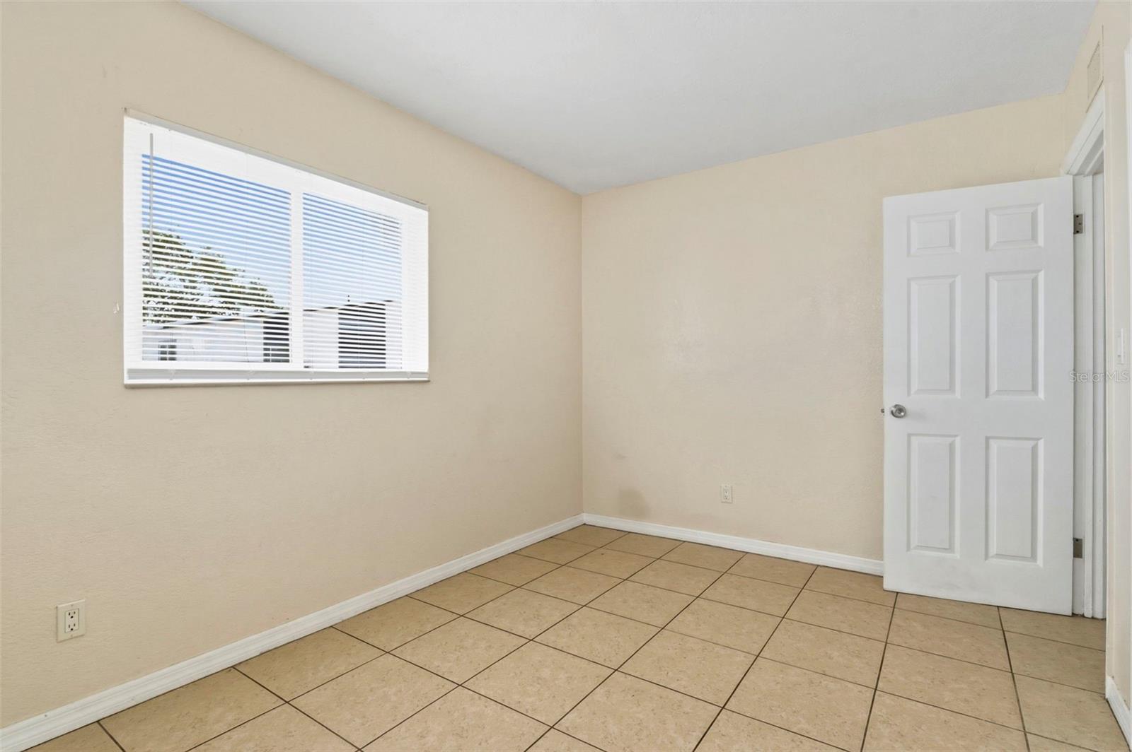 Image 16 of 31 For 1799 Russell Street S 3