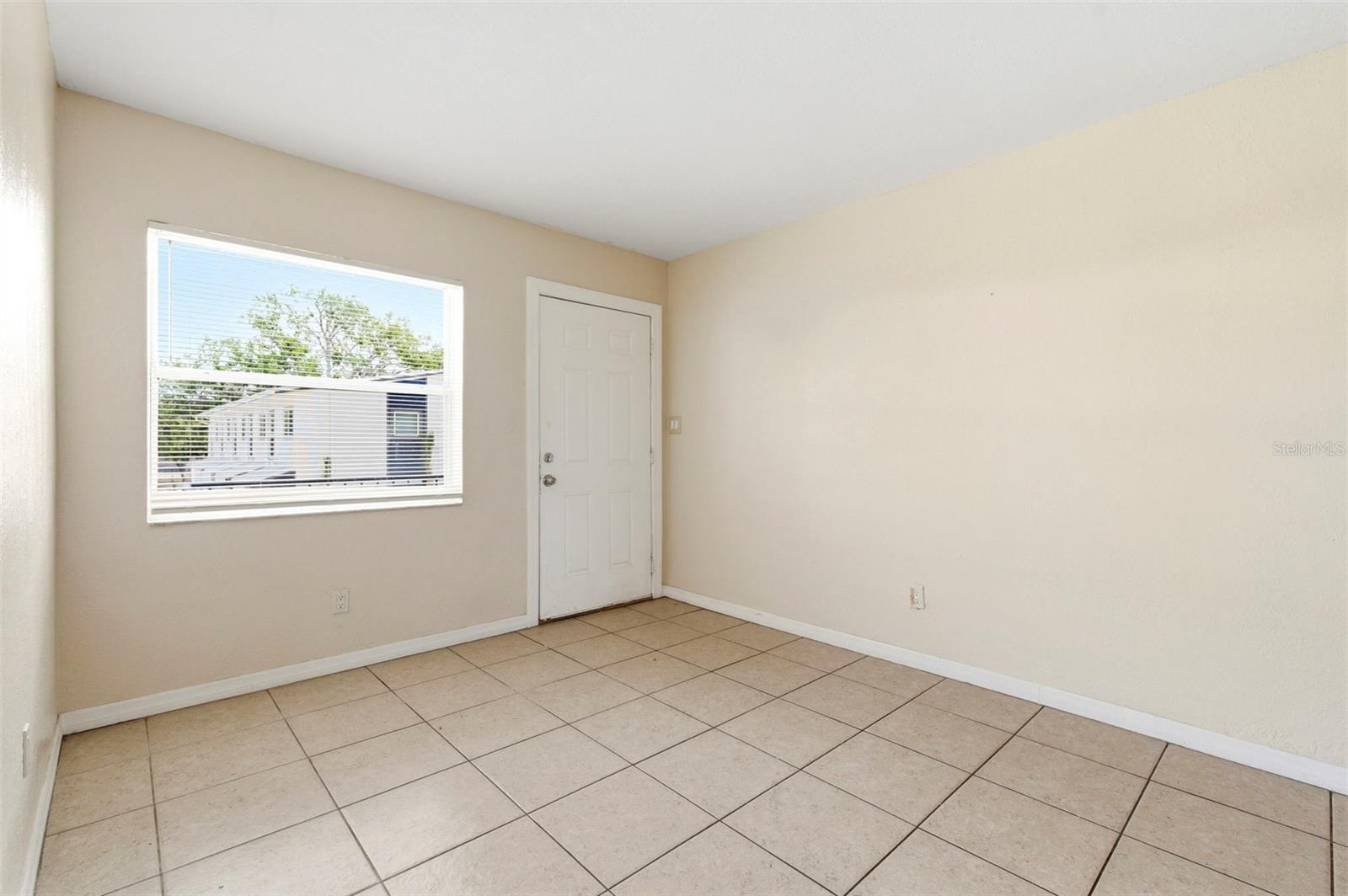 Image 7 of 31 For 1799 Russell Street S 3