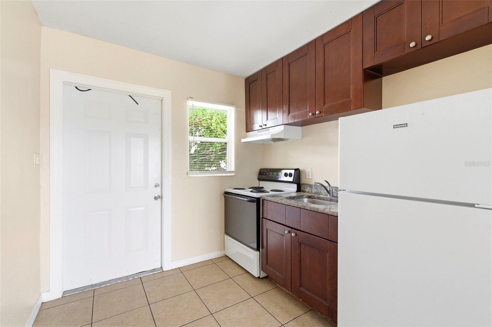 Image 9 of 31 For 1799 Russell Street S 3