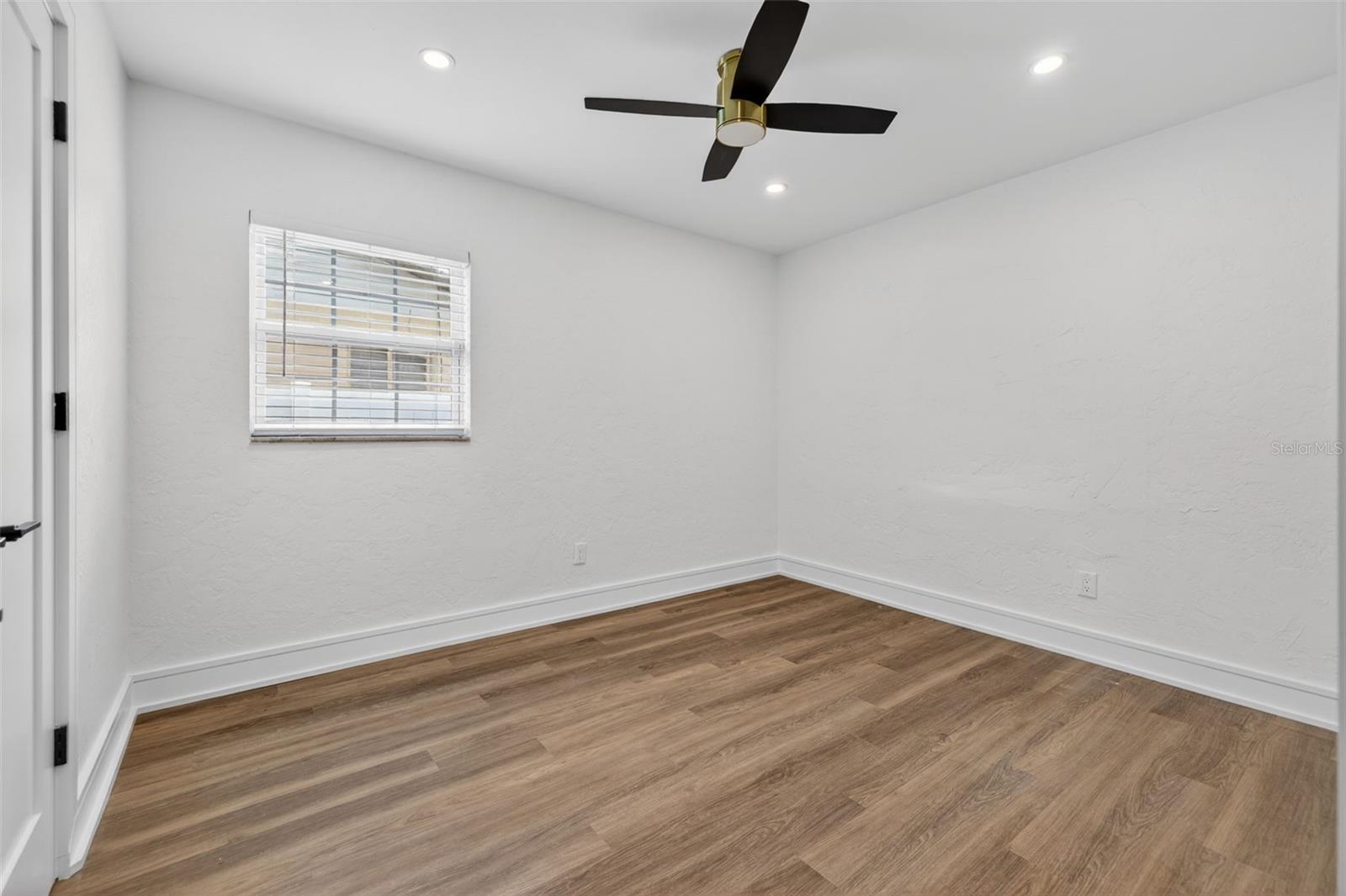 Image 26 of 36 For 861 45th Avenue N
