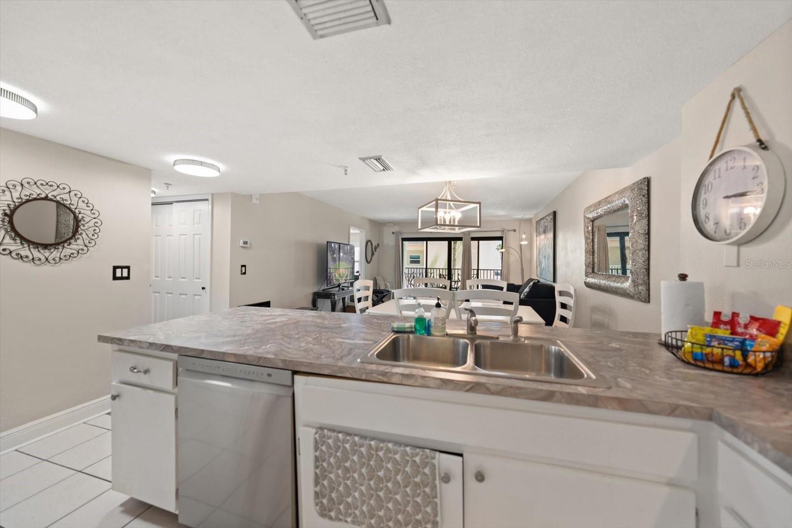 Image 11 of 51 For 12924 Gulf Boulevard 110