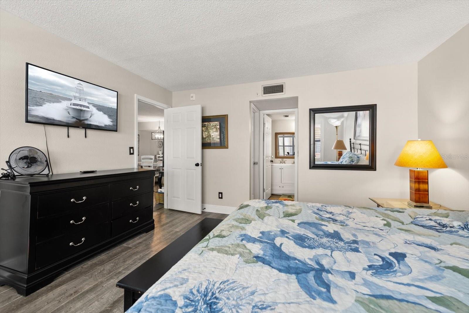 Image 18 of 51 For 12924 Gulf Boulevard 110