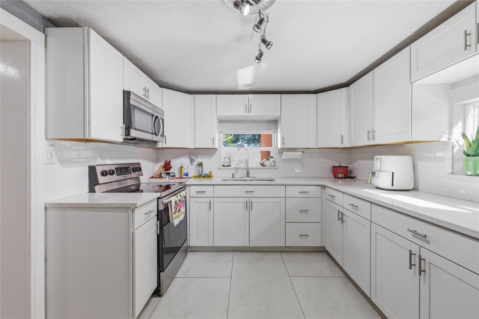 Listing photo id 14 for 6760 Runnel Drive