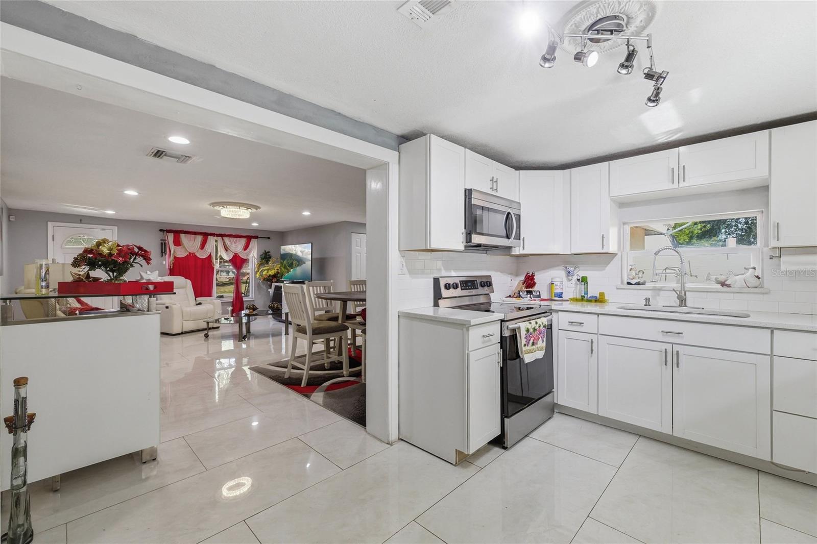 Listing photo id 15 for 6760 Runnel Drive