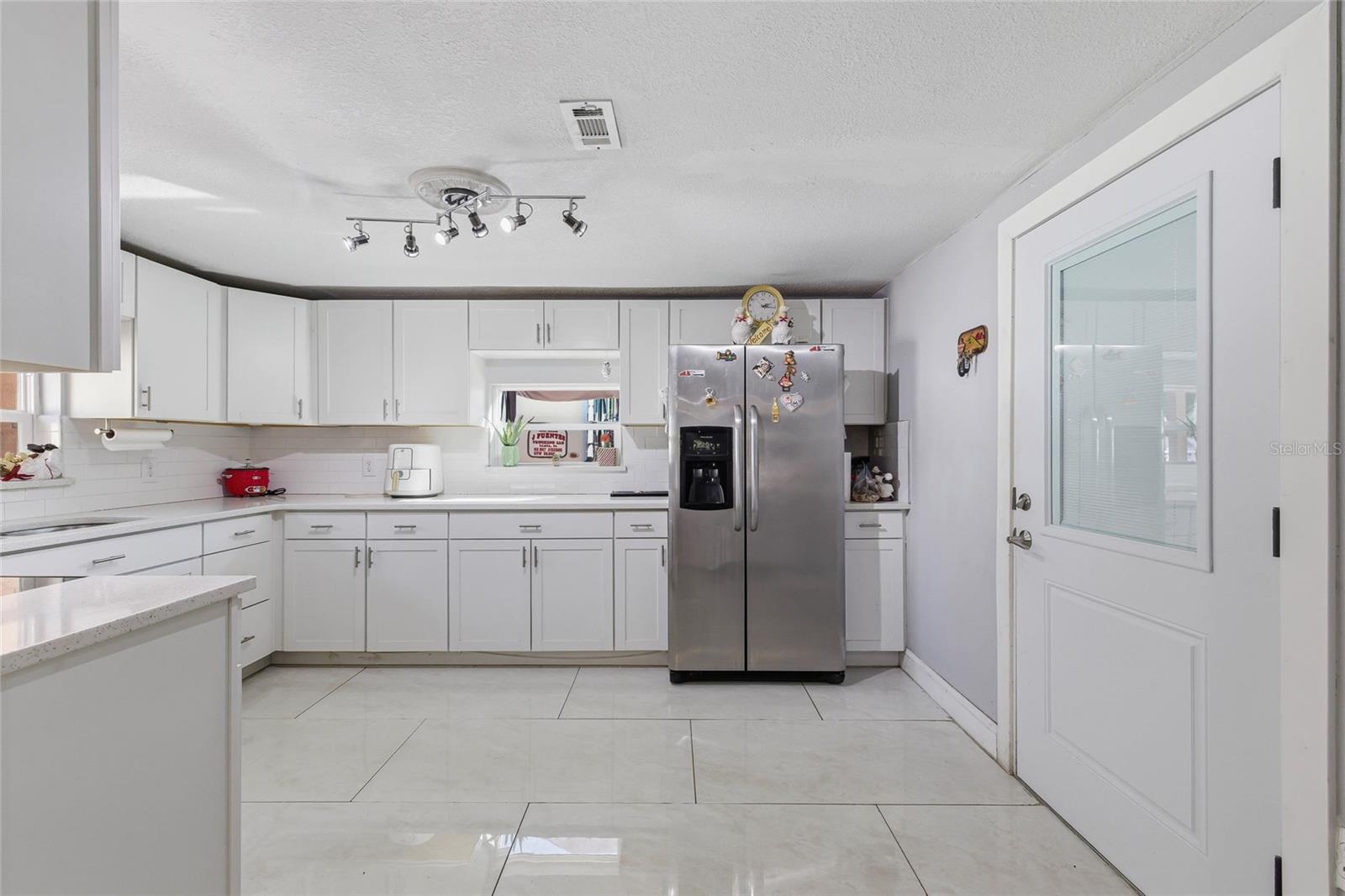 Listing photo id 17 for 6760 Runnel Drive