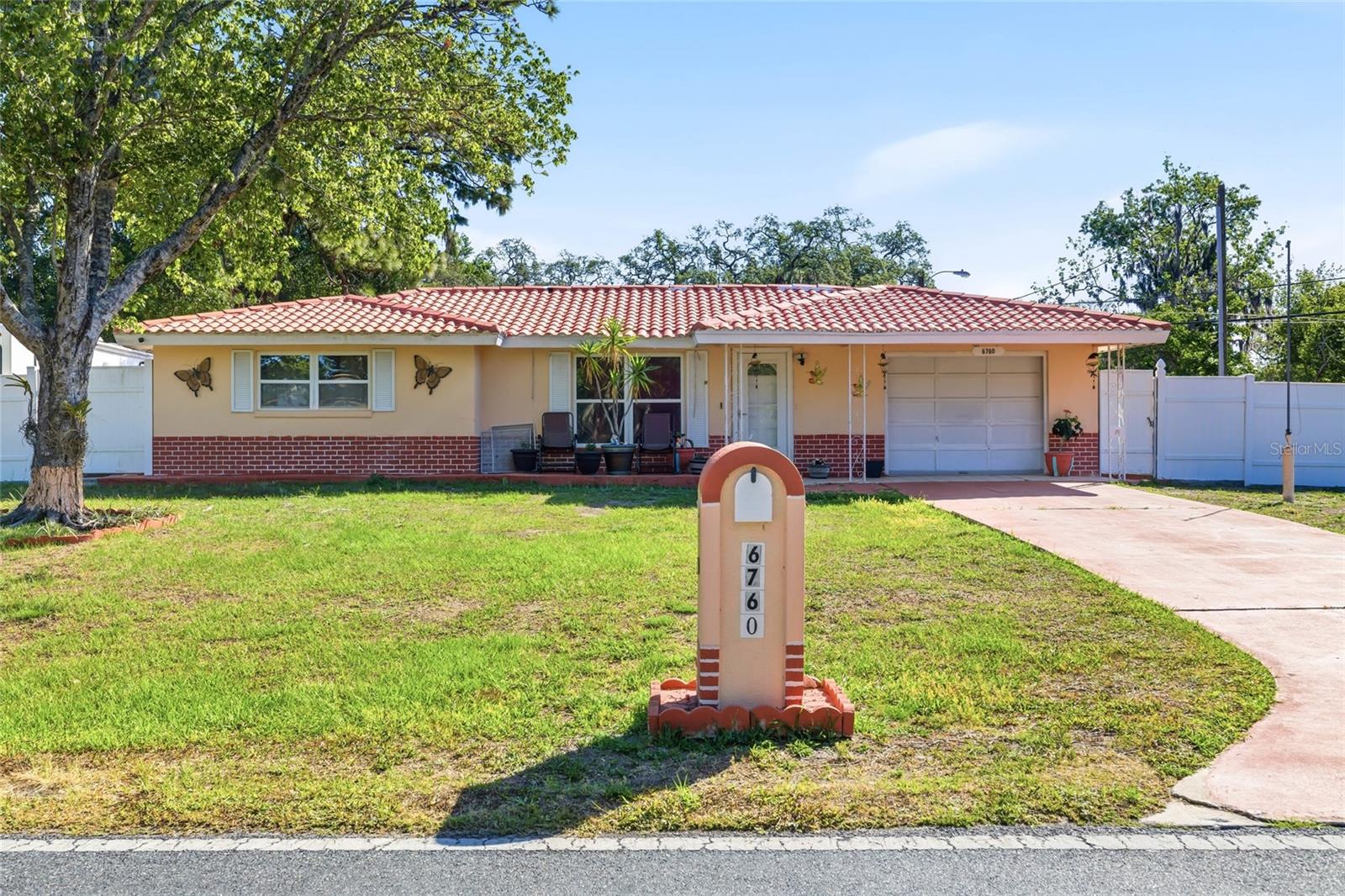 Listing photo id 3 for 6760 Runnel Drive