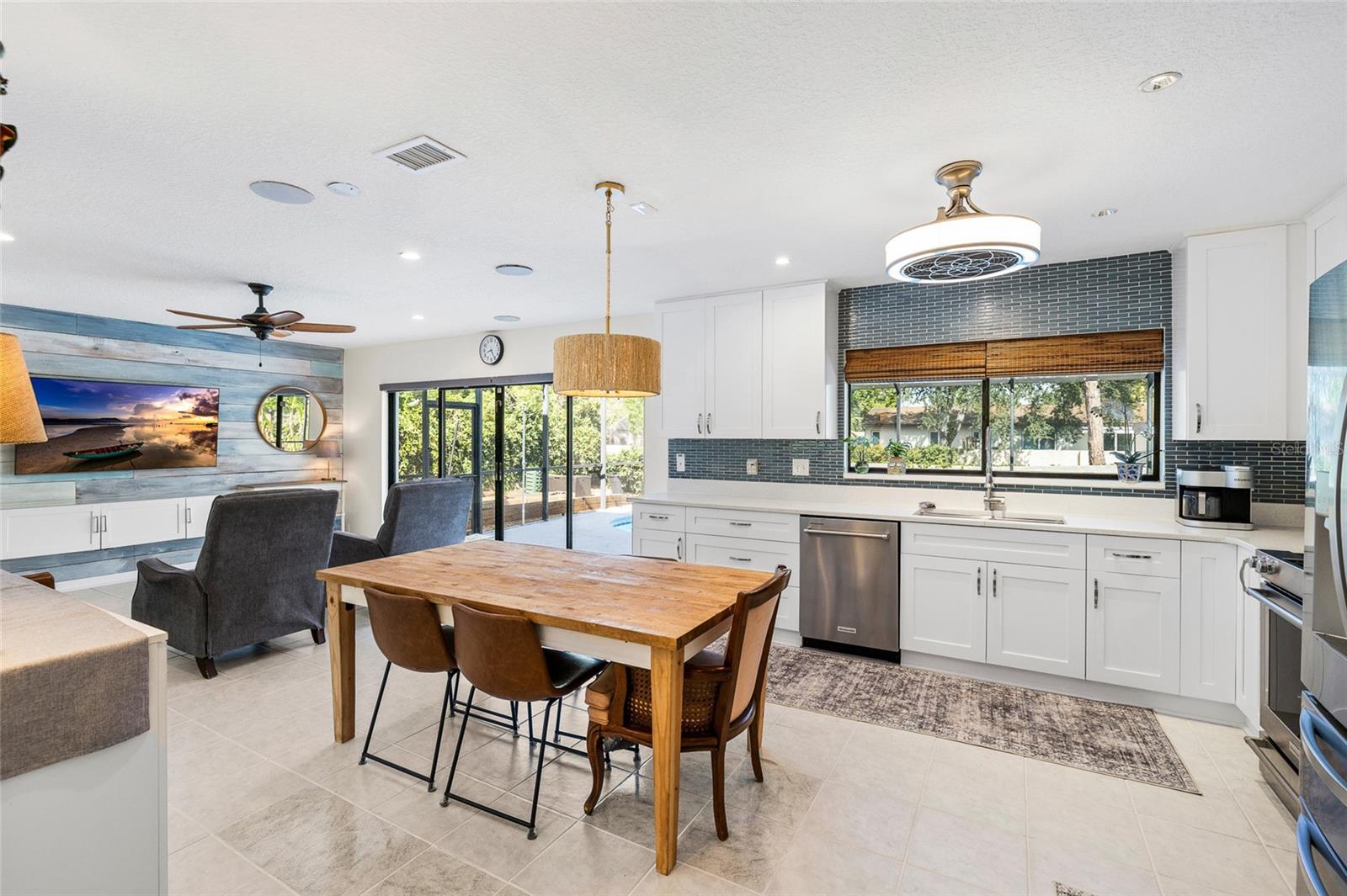 Listing photo id 8 for 15620 Gardenside Lane