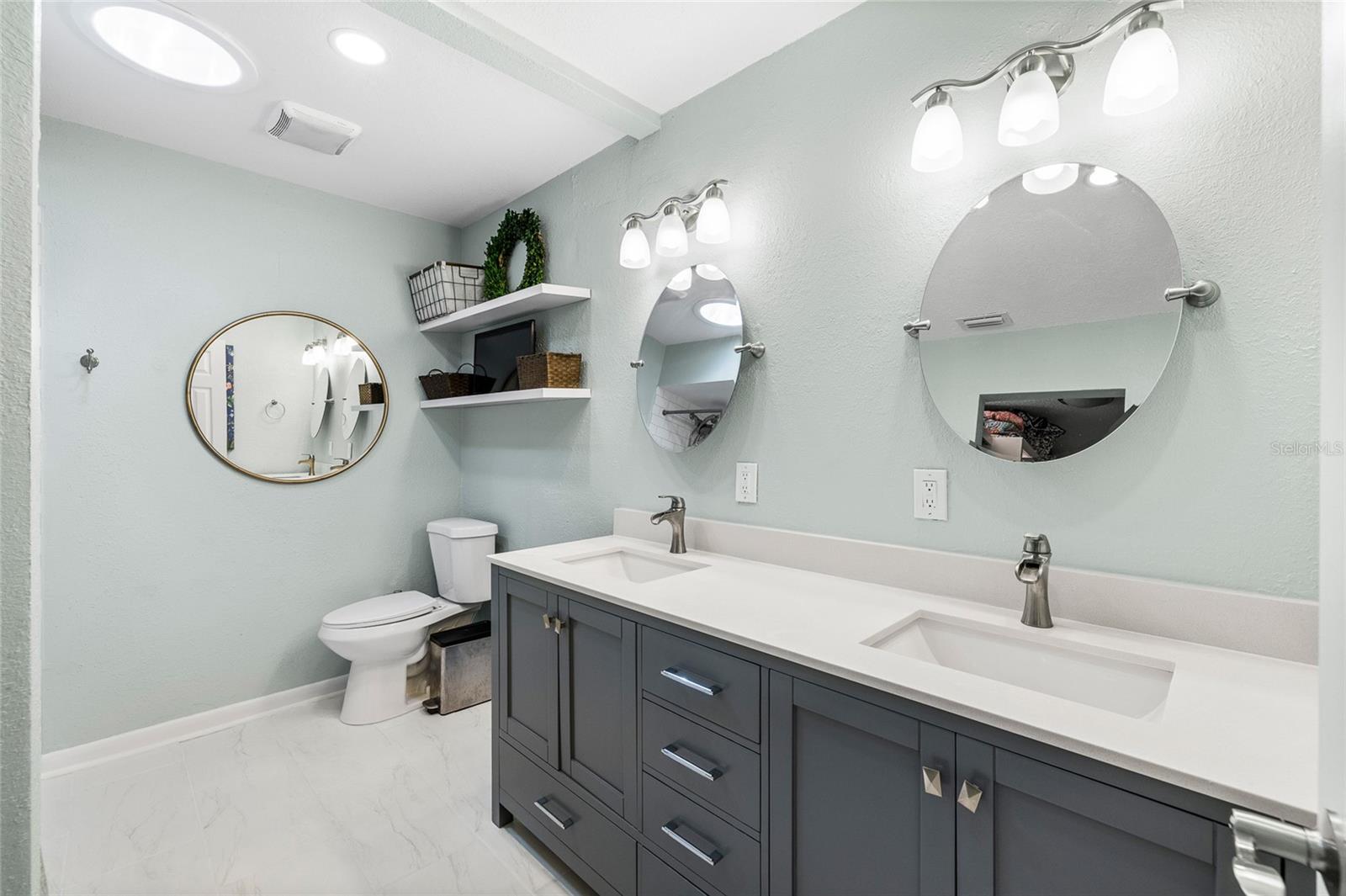 Listing photo id 26 for 15620 Gardenside Lane