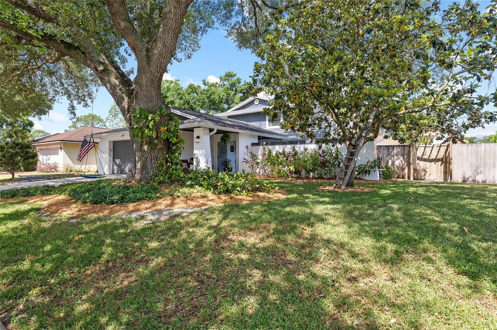 Listing photo id 1 for 15620 Gardenside Lane