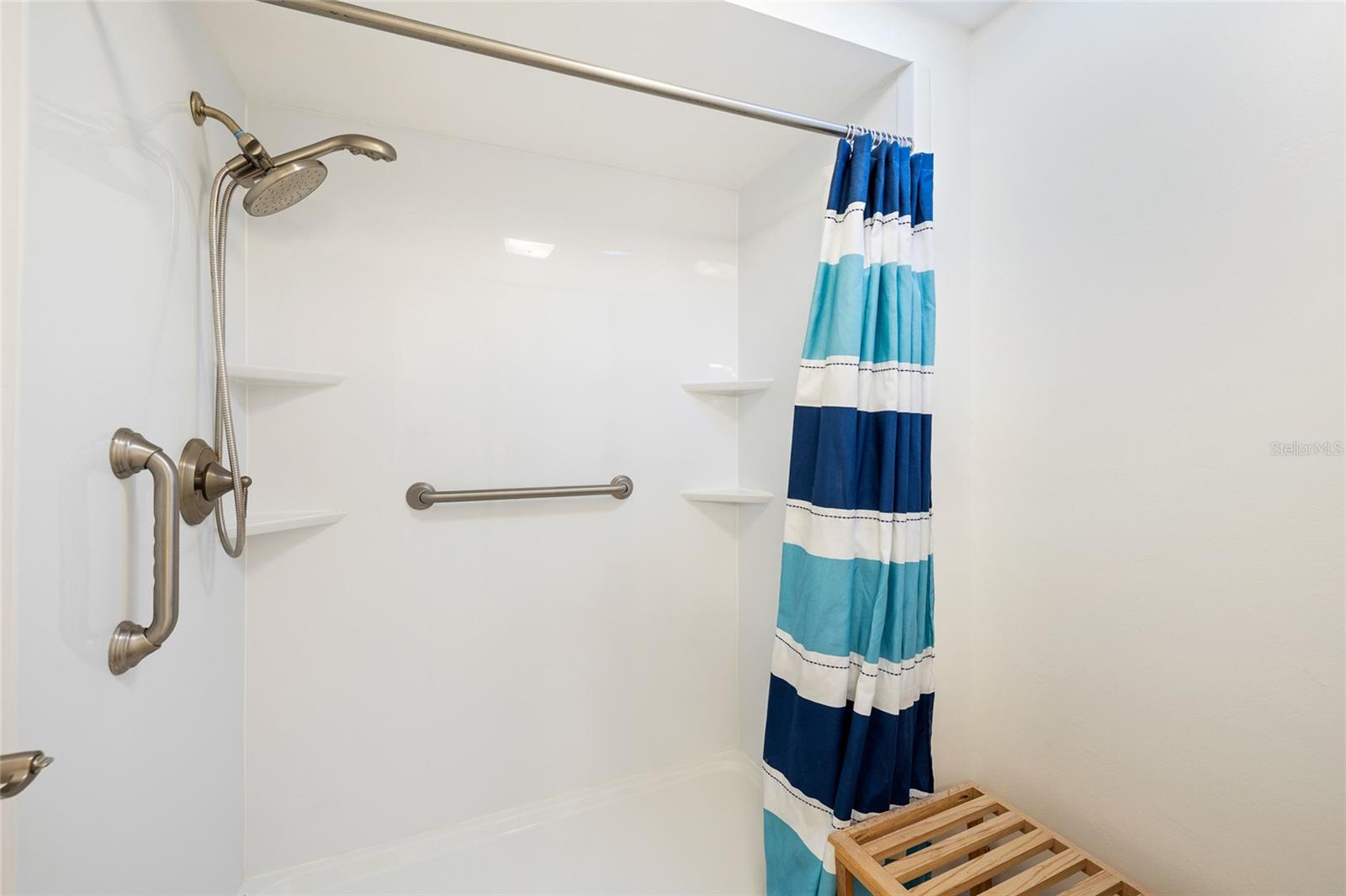 Listing photo id 35 for 15620 Gardenside Lane
