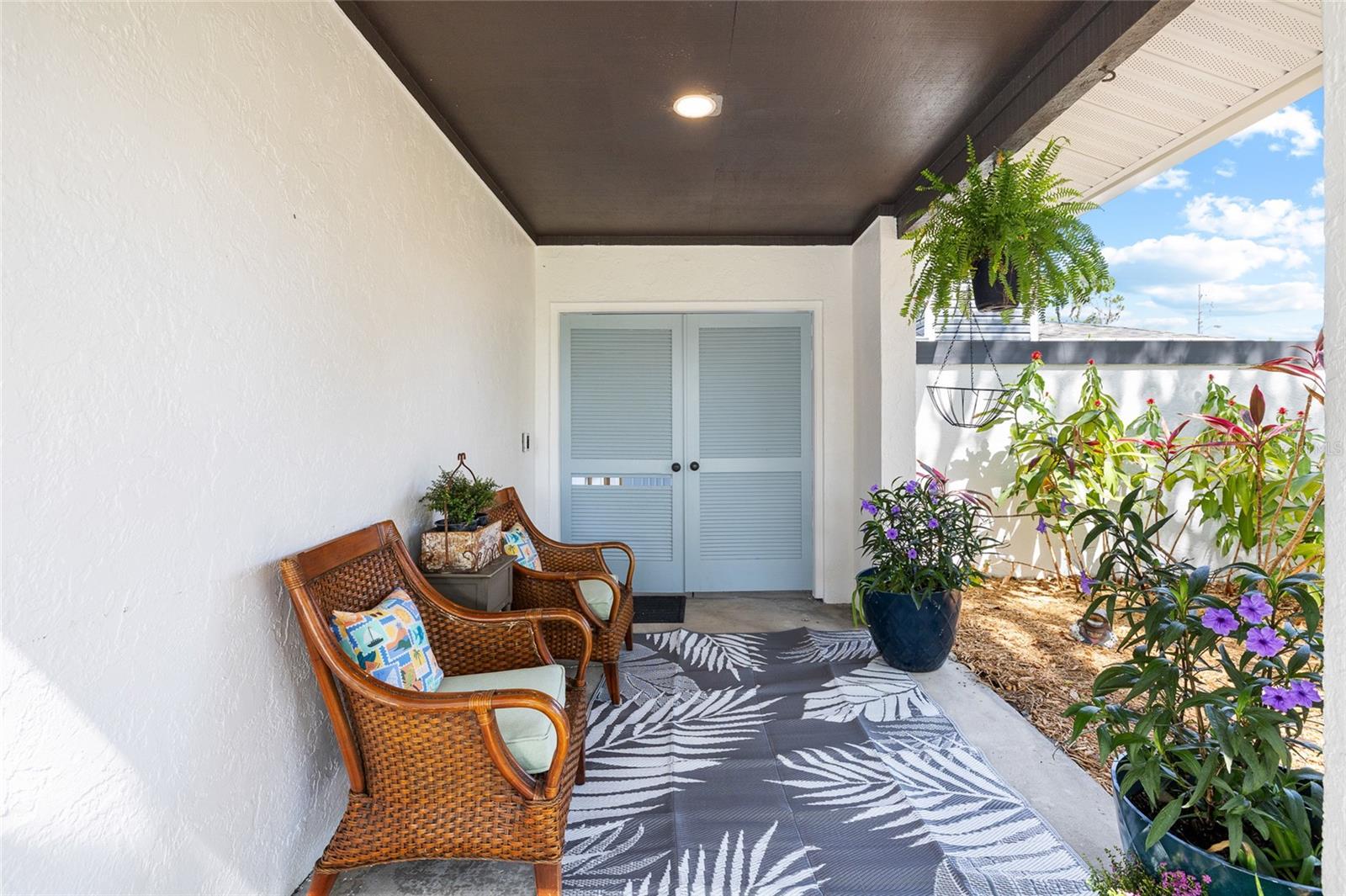 Listing photo id 2 for 15620 Gardenside Lane