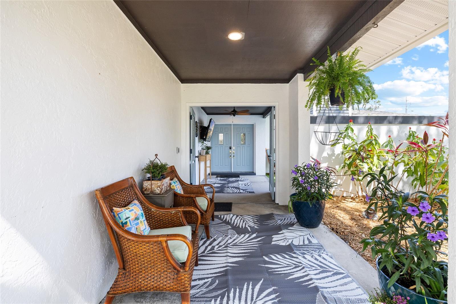 Listing photo id 3 for 15620 Gardenside Lane