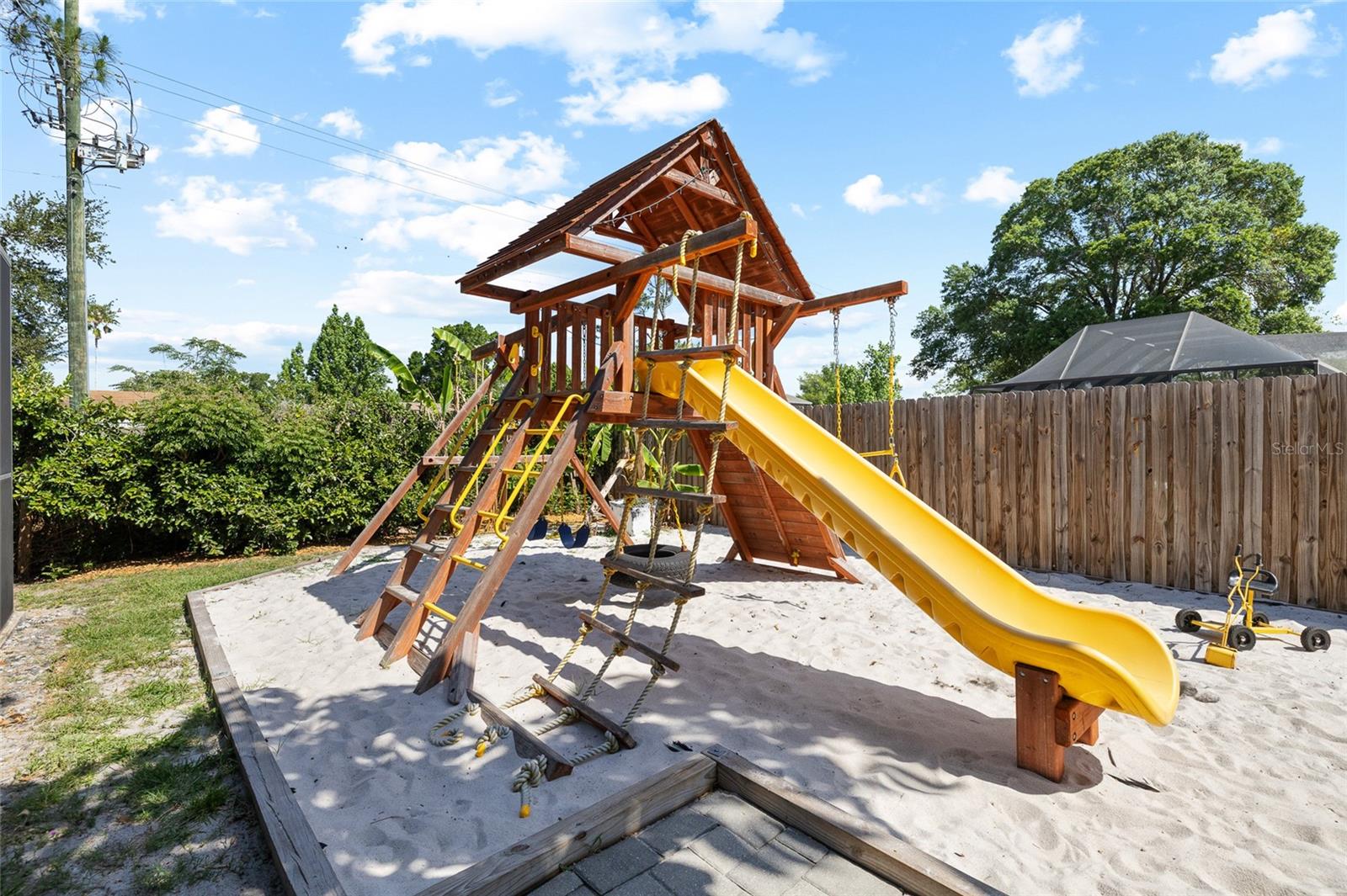 Listing photo id 49 for 15620 Gardenside Lane
